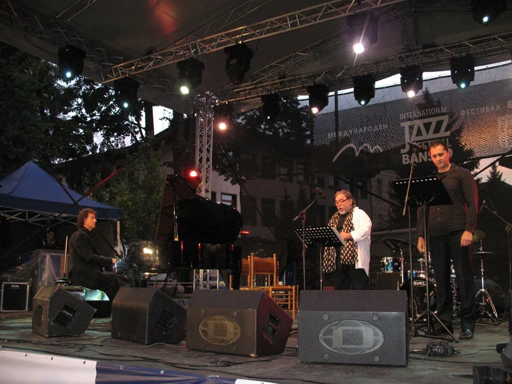 במת פסטיבל הג׳אז בבנסקו: Boiko Zvetanov, Alexander Zografov ו־Stoyan Bonchev בהופעה ב־2012